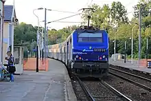 Départ d'une rame poussée en direction de Gisors en 2011.