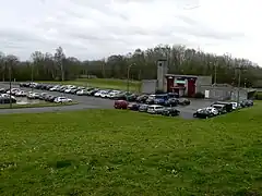 Parking et bâtiment de la gare.