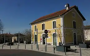Le parvis de la gare.