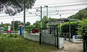 L'un des accès de la gare, avec le parking vélos.