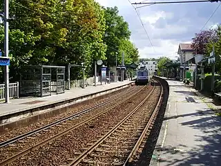 Les quais avec une rame Z&nbsp;6400 à destination de Paris-Saint-Lazare.