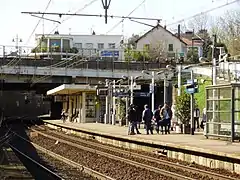 Le quai central avec au-dessus le bâtiment voyageurs.
