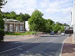 L'ancienne gare est environ à 130&nbsp;m de la gare moderne à l'arrière-plan.