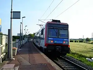 Un élément Z 20900 marque l'arrêt, se dirigeant vers Paris.
