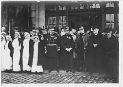 En 1915 les blessés accueillis par le général Meunier, gouverneur militaire.