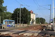 La gare des Rosiers-sur-Loire en 2012, vue en direction de Saint-Nazaire, depuis le passage à niveau no&nbsp;251.