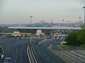 Gare de péage à Lyon, avec voies réservées au télépéage, France.