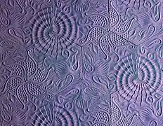 Vue de face d'un carrelage bleu marine présentant des motifs marins.