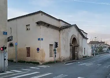 Anciennes écuries de la gendarmerie, au carrefour entre la rue Maubec et la rue du 8-Mai-1944 prolongée par le pont du Lycée.