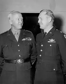 Deux hommes en uniformes d'officier supérieure rigolent