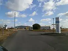 Vue d'une zone d'activités. Hangars et bâtiments divers.