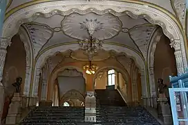 Hall d'entrée. À droite, buste de Lóczy Lajos ; à gauche, buste de Hantken Miksa&nbsp;(de)