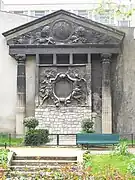 Fronton des Tuileries, square Georges-Cain.