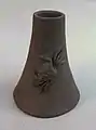 Georges Alexandre Charlet, petit vase tronconique à décor d'étrille, le Tronquay (Calvados), vers 1901. Coll. MAHB-Bayeux