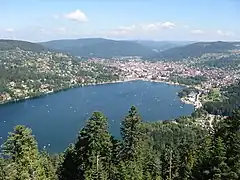 Le lac de Gérardmer à l'est.