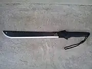 Une machette/scie de marque Gerber.