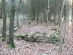 1/ Structure en pierres sèches permettant de soutenir les fourches patibulaires.