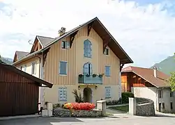 Cure de Giez (XIXe&nbsp;siècle), réhabilitée en logements.