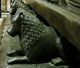 Détail du gisant de bronze de l'évêque Geoffroy d'Eu : les lions soutenant le gisant (XIIIe&nbsp;siècle).