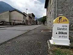 Borne du premier kilomètre d’ascension à Saint-Étienne-de-Cuines.