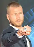 Glen Powell interprète Chad.