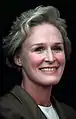 Glenn Close est la première actrice à avoir endossé son rôle, en 1996 et 2002.