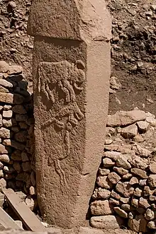 Un des piliers de Göbekli Tepe portant des représentations animales en bas-relief, c. Xe&nbsp;millénaire&nbsp;av. J.-C.