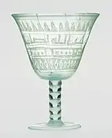 Verre islamique « rayé » portant l'inscription « Buvez ! Bénédictions de Dieu au propriétaire du gobelet », Irak ou Syrie, VIIIe ou IXe&nbsp;siècle.