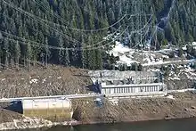 Centrale de Goldisthal : bassin inférieur et bâtiment de la centrale.