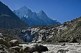 Gomukh, front du glacier de Gangotri. Le :massif du Bhagirathi&nbsp;(en) s'élève en arrière plan.