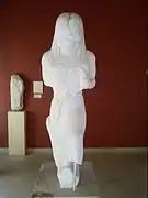 Statue archaïque de Gorgone (A1285), milieu ou dernier quart du VIe&nbsp;siècle&nbsp;av. J.-C. Marbre de Paros.