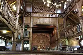 Vue de l'intérieur. Les tuyaux d'orgue sont cachés derrière les motifs en forme de serpent au-dessus du sanctuaire.