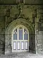 Portail occidental sous le porche du clocher-tour de la chapelle.