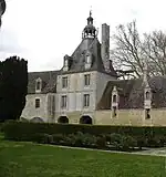 Charretterie, porterie et logis du gardien vus du sud.