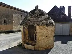 Puits au centre du bourg.