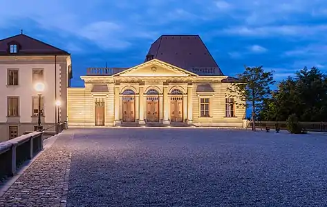 Le Parlement, dont la façade principale est un des vestiges du bâtiment de Perregaux ayant résisté à l'incendie de 2002.