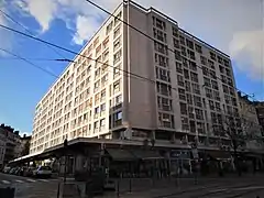 Immeuble à l'angle rue de la République et de la place Sainte-Claire.