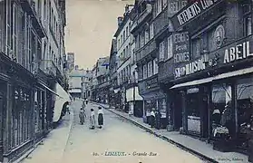 La Grande rue (devenue rue Henry-Chéron) sur une carte postale de la fin du XIXe&nbsp;siècle ou du début du XXe&nbsp;siècle.