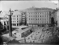 La colonne pendant le percement de la rue de la République ; en arrière-plan, la rue Grenette