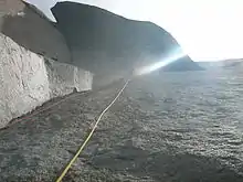 Photographie en noir et blanc d'un sommet d'une montagne