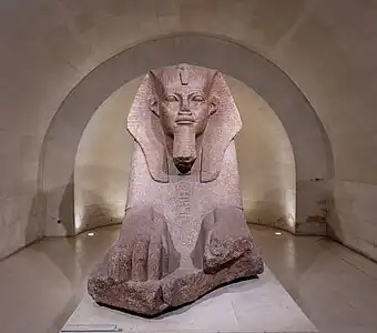 Photographié de face au Louvre