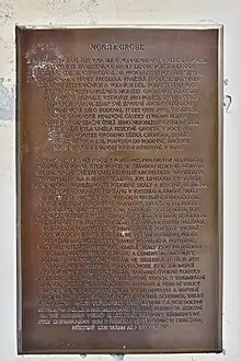 Bronzová pamětní deska se stručným životopisem Mořice Grobeho a popisem výstavby Grotty.