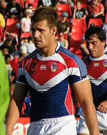 Photographie couleur de Grégory Mounis sous le maillot de l'équipe de France