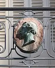 Relief sur la façade.