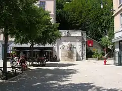 Place de la Cymaise, Fontaine au Lion et le début de la montée
