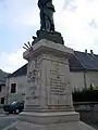 Vue partielle du monument aux morts (face mentionnant les 8&nbsp;tués de 1917 et 1918).