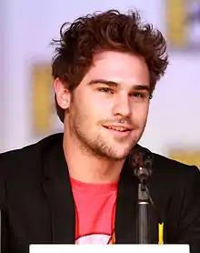 Grey Damon interprète Grayson Montrose.