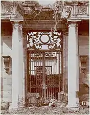 L'entrée du château, avec la grille de la fin du XVIIe&nbsp;siècle.