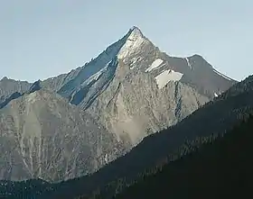 Vue de la face nord de la Grivola avec, à gauche (nord-est), le glacier du Nomenon et, à droite (nord-ouest), le petit glacier de Belleface.