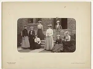 Portrait de groupe féminin (vers 1910).